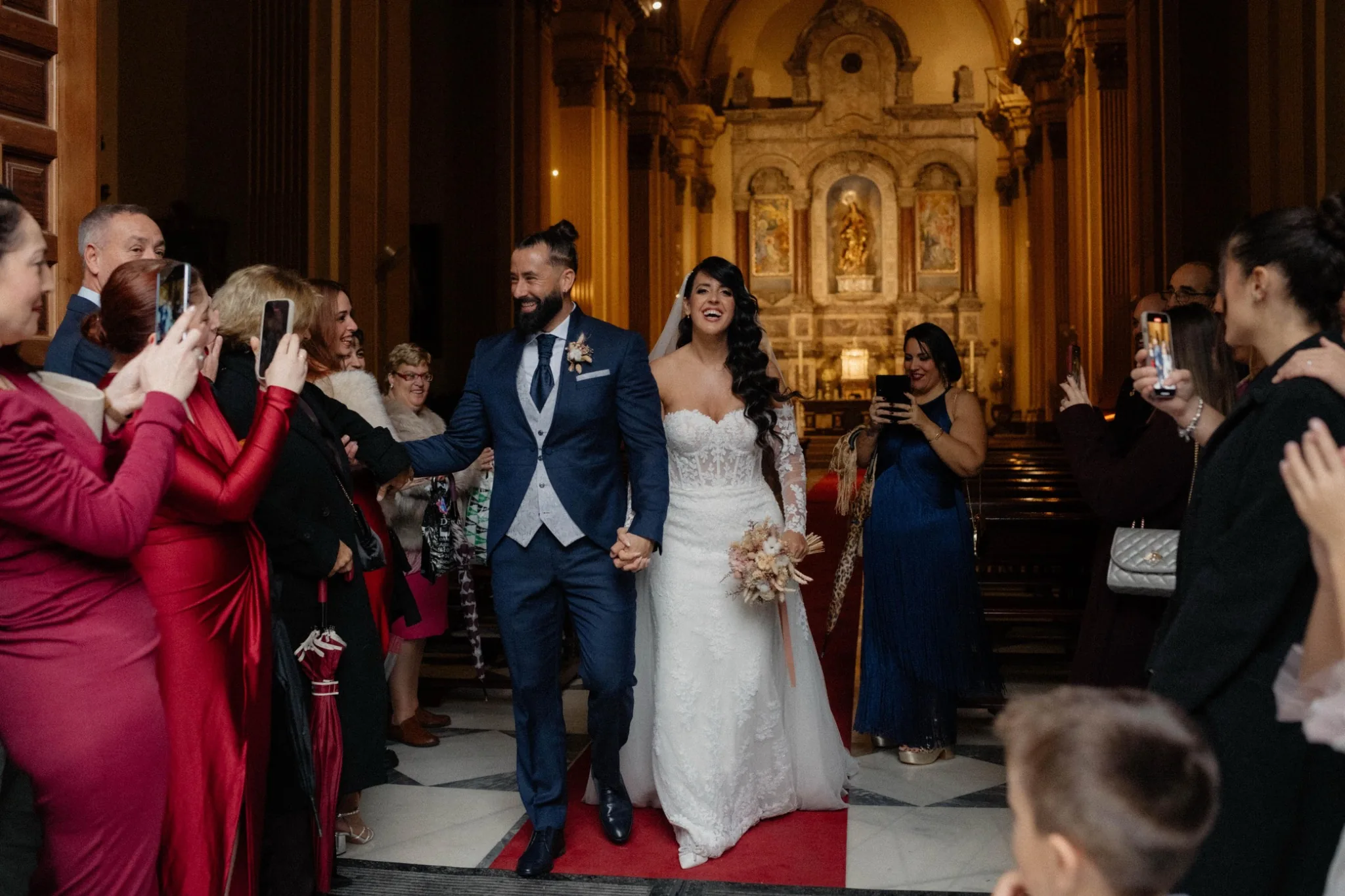 José David y Carmen saliendo de la iglesia el día de su boda