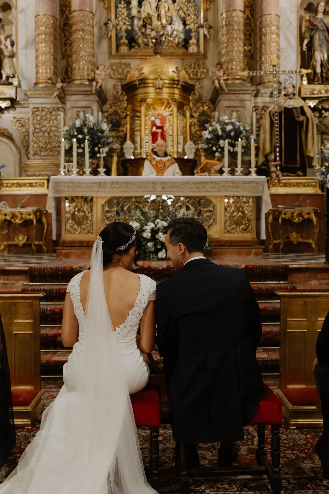 Manu y Elena durante su ceremonia de boda en una iglesia