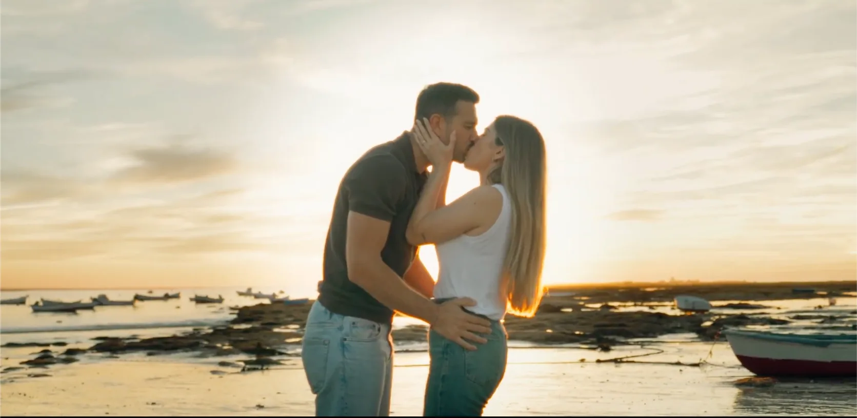 Laura y Juan Antonio durante su preboda al atardecer