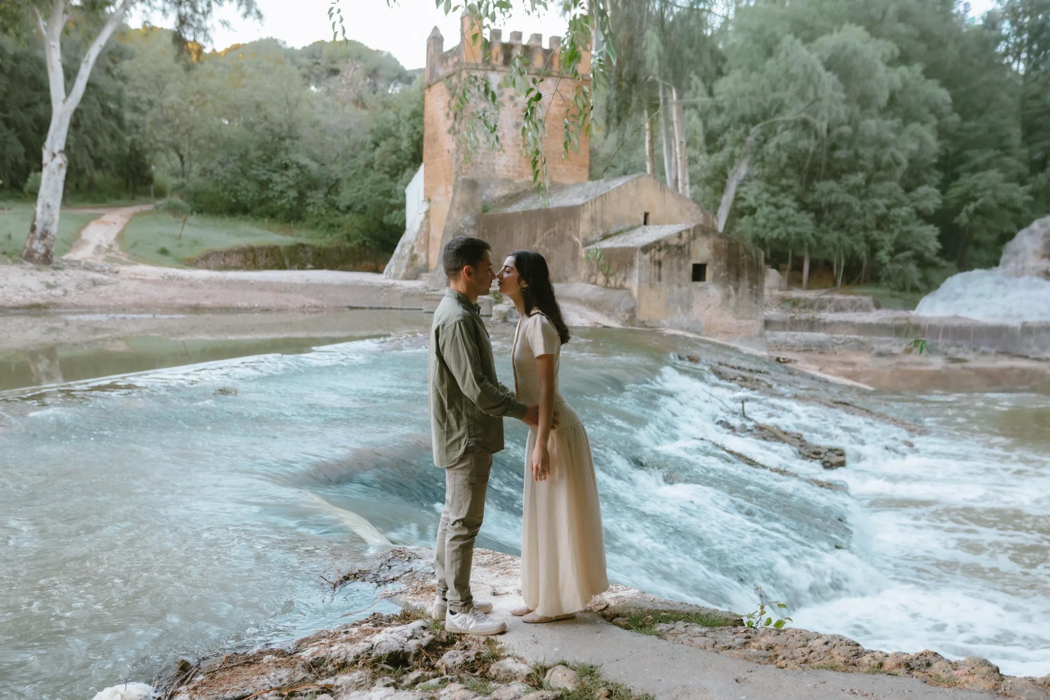 Alexis y Sara durante su preboda junto al agua